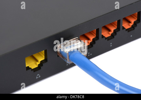 WLAN Router und Kabel für die Verbindung zum Netzwerk isoliert auf weißem Hintergrund Stockfoto