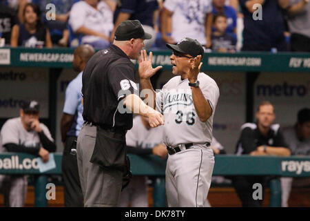 17. Juni 2011 - St. Petersburg, FL, USA - SP 335921 FOUN RAYS 11.EDMUND D. Brunnen | Zeiten. (17.06.2011 St.Petersburg) Florida Marlins Geschäftsführer Edwin Rodriguez argumentiert einen Anruf mit Home-Plate Umpire Ted Barrett. Barrett ausgeworfen Rodriguez aus dem Spiel. Die Tampa Bay Rays gespielt die Florida Marlins am 17. Juni 2011 im Tropicana Field in St. Petersburg.   [Edmund D. Brunnen, Stockfoto