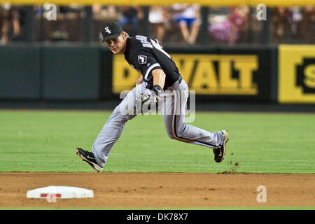 17. Juni 2011 - hält Phoenix, Arizona, USA - Chicago White Soxs zweiter Basisspieler Gordon Beckham (15) defensive bei einem 4: 1-Niederlage, die Arizona Diamondbacks. Die Diamondbacks und die White Sox quadriert weg in das erste Spiel der 3-Spiel-Serie im Chase Field in Phoenix, Arizona. (Kredit-Bild: © Chris Pondy/Southcreek Global/ZUMAPRESS.com) Stockfoto