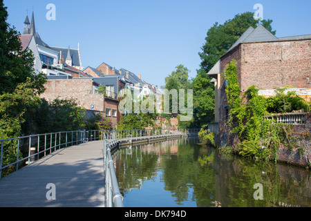 Mechelen - Kanal und der Frauenkirche über die Dyle im Hintergrund Stockfoto