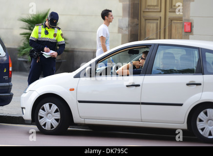 Polizist stellt einen Parkschein, Barcelona-Spanien Stockfoto