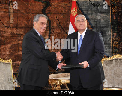 Kairo, Ägypten. 3. Dezember 2013. Ägyptens interim President Adly Mansour (r) trifft sich mit Amr Moussa, Vorsitzender des Ausschusses für konstitutionelle 50, die die neue Verfassung nach den 30 schrieb Juli-Revolution und Geschenke an den Präsidenten der Entwurf der neuen Verfassung, die jetzt in einem Referendum am Präsidentenpalast in Kairo Kredit gehen wird: Barry Iverson/Alamy Live News Stockfoto