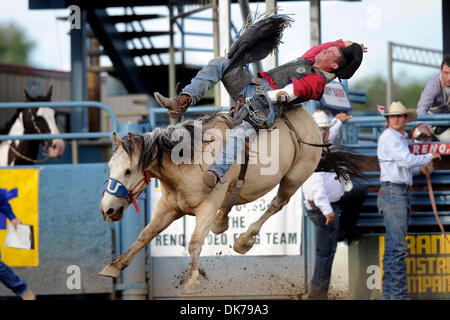 18. Juni 2011 - Reno, Nevada, USA - Logan Hodson Telkwa, reitet BC Comanchero beim Reno Rodeo. (Kredit-Bild: © Matt Cohen/Southcreek Global/ZUMAPRESS.com) Stockfoto