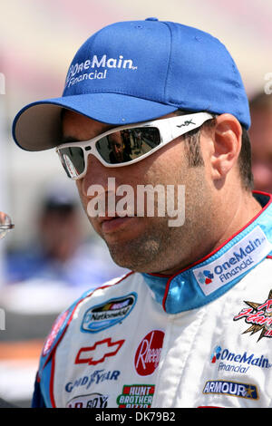 18. Juni 2011 - Brooklyn, Michigan, USA - Elliott Sadler hat ein Gespräch während der Wartezeit zu qualifizieren. (Kredit-Bild: © Alan Ashley/Southcreek Global/ZUMAPRESS.com) Stockfoto