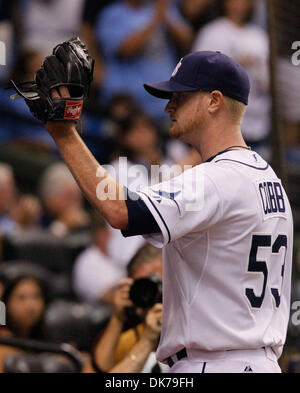 18. Juni 2011 - St. Petersburg, FL, USA - SP 335922 FOUN RAYS 15.EDMUND D. Brunnen | Zeiten. (18.06.2011 St.Petersburg) Strahlen Krug Alex Cobb verlässt das Feld im 7. Inning. Cobb hat innen Durham Bulls nach zwei Siegen mit den Sonnenstrahlen optioniert. Die Tampa Bay Rays gespielt die Florida Marlins am 18. Juni 2011 im Tropicana Field in St. Petersburg.   [Edmund D. Brunnen Stockfoto