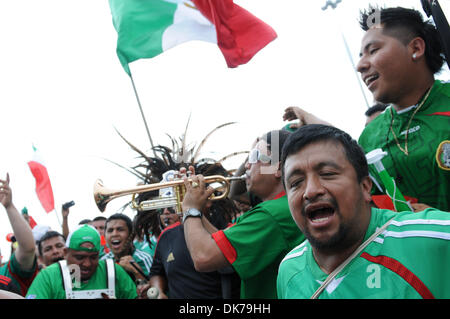 18. Juni 2011 - East Rutherford, New Jersey, USA - Mexiko-Fans schlagen, Trommeln und jubeln während einer vor dem Spiel Kundgebung auf dem Parkplatz vor dem CONCACAF Gold Cup-Aktion zwischen Costa Rica und Honduras an der New Meadowlands Stadium in East Rutherford, NJ (Credit-Bild: © Willen Schneekloth/Southcreek Global/ZUMAPRESS.com) Stockfoto