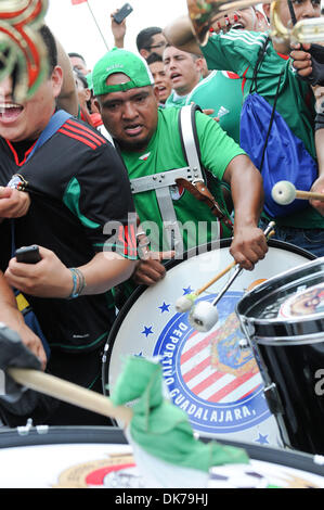 18. Juni 2011 - East Rutherford, New Jersey, USA - Mexiko-Fans schlagen, Trommeln und jubeln während einer vor dem Spiel Kundgebung auf dem Parkplatz vor dem CONCACAF Gold Cup-Aktion zwischen Costa Rica und Honduras an der New Meadowlands Stadium in East Rutherford, NJ (Credit-Bild: © Willen Schneekloth/Southcreek Global/ZUMAPRESS.com) Stockfoto