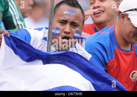 18. Juni 2011 - East Rutherford, New Jersey, USA - Fan honduranischen Jubel während der Pre-game Zeremonien für den CONCACAF Gold Cup-Aktion zwischen Costa Rica und Honduras an der New Meadowlands Stadium in East Rutherford, NJ (Credit-Bild: © Willen Schneekloth/Southcreek Global/ZUMAPRESS.com) Stockfoto