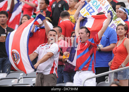 18. Juni 2011 - East Rutherford, New Jersey, USA - Costa Rica Fans jubeln, während vor dem Spiel Feierlichkeiten zum CONCACAF Gold Cup-Aktion zwischen Costa Rica und Honduras an der New Meadowlands Stadium in East Rutherford, NJ (Credit-Bild: © Willen Schneekloth/Southcreek Global/ZUMAPRESS.com) Stockfoto