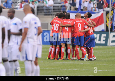 18. Juni 2011 - East Rutherford, New Jersey, USA - Costa Rica kauert vor dem ersten Halbjahr Anpfiff zum CONCACAF Gold Cup handeln zwischen Costa Rica und Honduras an der New Meadowlands Stadium in East Rutherford, NJ (Credit-Bild: © Willen Schneekloth/Southcreek Global/ZUMAPRESS.com) Stockfoto