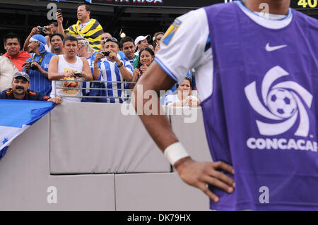 18. Juni 2011 - East Rutherford, New Jersey, USA - Honduras Fans fotografieren Ersatzspieler Aufwärmen während der ersten Hälfte am CONCACAF Gold Cup-Aktion zwischen Costa Rica und Honduras an der New Meadowlands Stadium in East Rutherford, NJ (Credit-Bild: © Willen Schneekloth/Southcreek Global/ZUMAPRESS.com) Stockfoto