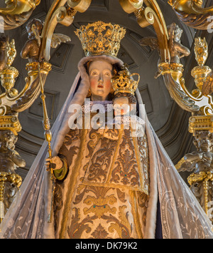 MECHELEN - 4 SEPTEMBER: Traditionelle Marienstatue in Onze-Lieve-Vrouw-va-n-Hanswijkbasiliek-Kirche Stockfoto