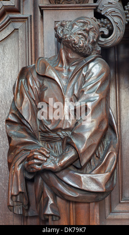 MECHELEN - 4 SEPTEMBER: Geschnitzte Apostel Statue von Onze-Lieve-Vrouw-va-n-Hanswijkbasiliek-Kirche Stockfoto