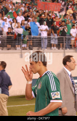 18. Juni 2011 - East Rutherford, New Jersey, USA - Mexiko Javier Hernandez (14) feiert nach dem Sieg über Guatemala während der zweiten Hälfte CONCACAF Gold Cup Soccer Viertelfinale Aktion wo Mexiko Guatemala 2: 1 bei der New Meadowlands Stadium in East Rutherford, NJ besiegt (Credit-Bild: © Willen Schneekloth/Southcreek Global/ZUMAPRESS.com) Stockfoto