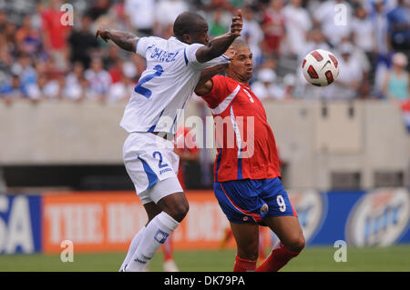 18. Juni 2011 - East Rutherford, New Jersey, USA - Honduras Osman Chavez (2) kämpft gegen Costa Rica Alvaro Saborio (9) während der ersten Hälfte am CONCACAF Gold Cup-Aktion zwischen Costa Rica und Honduras an der New Meadowlands Stadium in East Rutherford, NJ (Credit-Bild: © Willen Schneekloth/Southcreek Global/ZUMAPRESS.com) Stockfoto