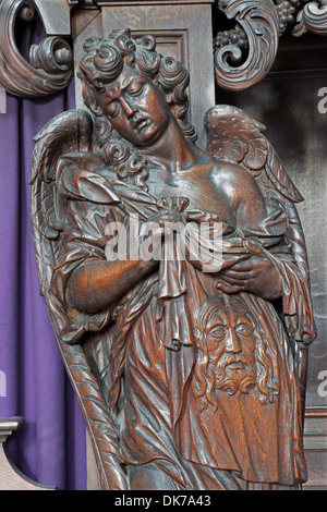 MECHELEN - 4 SEPTEMBER: Geschnitzte Engelsstatue mit dem Bildnis Christi von der Onze-Lieve-Vrouw-va-n-Hanswijkbasiliek-Kirche Stockfoto