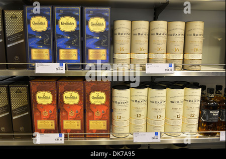 Whisky zu verkaufen, Auswahl an Flaschen Whisky Stockfoto