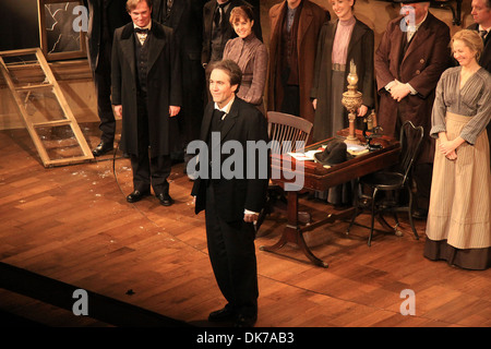 Boyd Gaines und Besetzung Eröffnungsabend des Broadway ist "Ein Feind der Leute" Friedman Theatre Curtain Call New York City USA Stockfoto