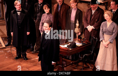 Boyd Gaines und Besetzung Eröffnungsabend des Broadway ist "Ein Feind der Leute" Friedman Theatre Curtain Call New York City USA Stockfoto