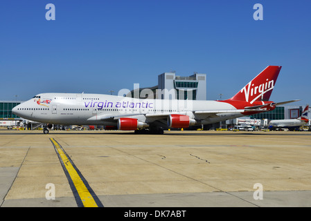 Virgin Atlantic Boeing 747 bei Gatwick Flughafen Terminal, London, England, UK Stockfoto