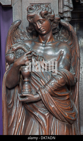 MECHELEN - 4 SEPTEMBER: Geschnitzte Engel mit der Schlange als Symbol von Onze-Lieve-Vrouw-va-n-Hanswijkbasiliek-Kirche Stockfoto