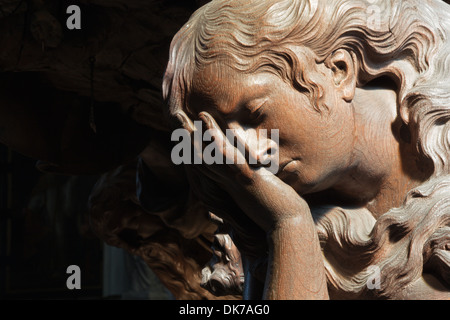 MECHELEN - 4 SEPTEMBER: Geschnitzte Relief rief Engels in Onze-Lieve-Vrouw-va-n-Hanswijkbasiliek-Kirche Stockfoto