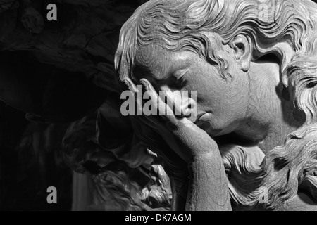 MECHELEN - 4 SEPTEMBER: Geschnitzte Relief rief Engels in Onze-Lieve-Vrouw-va-n-Hanswijkbasiliek-Kirche Stockfoto