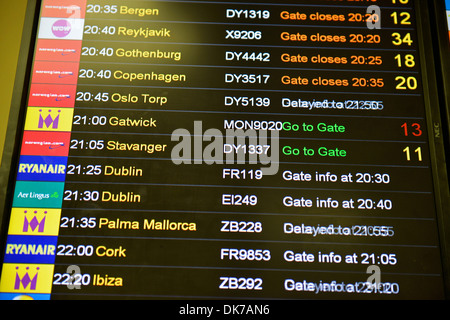 Abreise Informationen Board, North Terminal des Flughafens Gatwick, London, England, Großbritannien Stockfoto