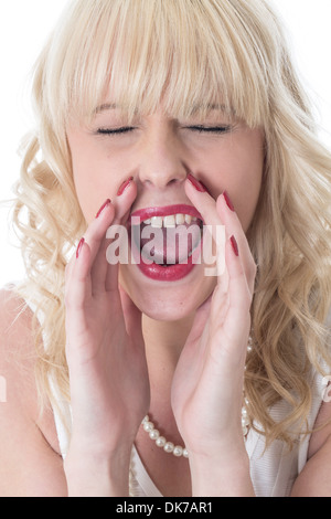 Junge Frau Schreien und Schreien durch die hohlen Hände um Ihren Mund mit Ihrem Auge geschlossen Geschlossen und Ihr Mund öffnen Stockfoto