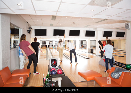Junge Freunde Bowling im Club Stockfoto