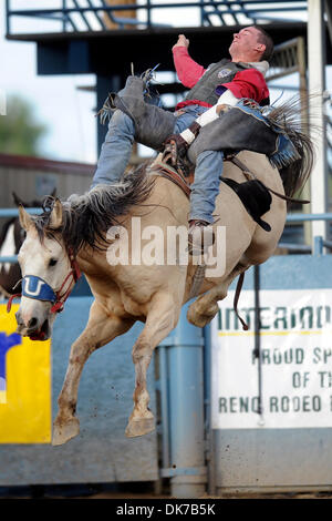 18. Juni 2011 - Reno, Nevada, USA - Logan Hodson Telkwa, reitet BC Comanchero beim Reno Rodeo. (Kredit-Bild: © Matt Cohen/Southcreek Global/ZUMAPRESS.com) Stockfoto