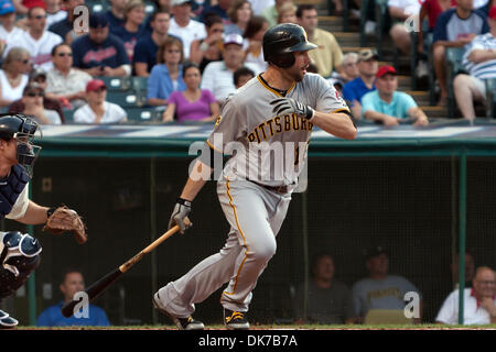 18. Juni 2011 - Cleveland, Ohio, USA - Pittsburgh zweiter Basisspieler Neil Walker (18) at bat gegen Cleveland.  Die Cleveland Indians gegen die Pittsburgh Pirates 5-1 bei Progressive Field in Cleveland, Ohio. (Kredit-Bild: © Frank Jansky/Southcreek Global/ZUMAPRESS.com) Stockfoto