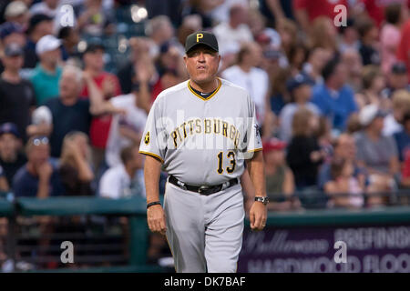 18. Juni 2011 - Cleveland, Ohio, USA - Pittsburgh Manager Clint Hurdle (13) während der sechsten Inning gegen Cleveland.  Die Cleveland Indians gegen die Pittsburgh Pirates 5-1 bei Progressive Field in Cleveland, Ohio. (Kredit-Bild: © Frank Jansky/Southcreek Global/ZUMAPRESS.com) Stockfoto