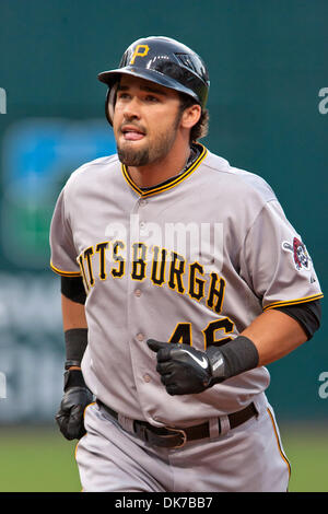 18. Juni 2011 - Cleveland, Ohio, USA - Pittsburgh Designated Hitter Garrett Jones (46) während der vierten Inning gegen Cleveland.  Die Cleveland Indians gegen die Pittsburgh Pirates 5-1 bei Progressive Field in Cleveland, Ohio. (Kredit-Bild: © Frank Jansky/Southcreek Global/ZUMAPRESS.com) Stockfoto