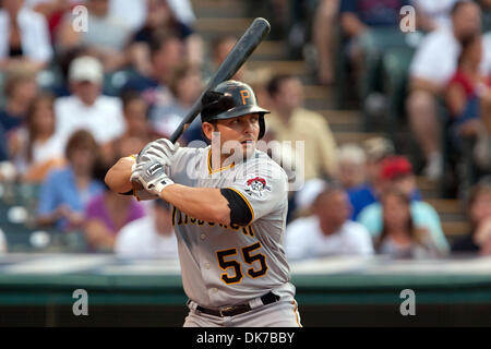 18. Juni 2011 - Cleveland, Ohio, USA - Pittsburgh Catcher Michael McKenry (55) an bat während der dritten Inning gegen Cleveland.  Die Cleveland Indians gegen die Pittsburgh Pirates 5-1 bei Progressive Field in Cleveland, Ohio. (Kredit-Bild: © Frank Jansky/Southcreek Global/ZUMAPRESS.com) Stockfoto