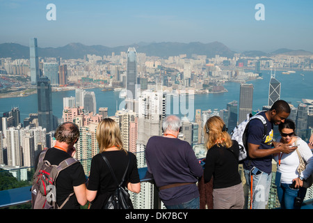 Touristen, die Aussicht auf Skyline von Hong Kong aus The Peak Stockfoto