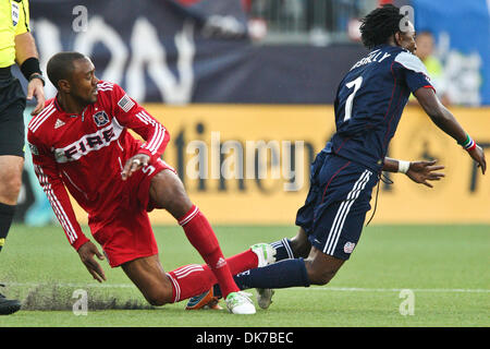 18. Juni 2011 - Foxborough, Massachusetts, Reisen USA - Chicago Fire Verteidiger Cory Gibbs (5), New England Revolution Mittelfeldspieler/vorwärts Kenny Mansally (7) nach macht eine Anspielung auf den ball in der ersten Halbzeit des Spiels.  Das Spiel endete 1: 1-Unentschieden zwischen der New England Revolution und die Chicago Fire. (Kredit-Bild: © Mark Box/Southcreek Global/ZUMAPRESS.com) Stockfoto