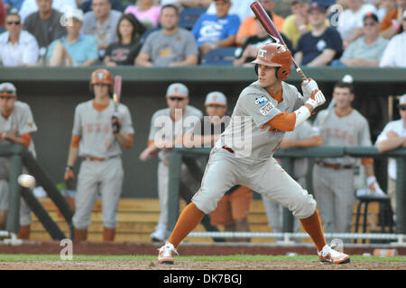 18. Juni 2011 - Omaha, Nebraska, USA - Mark Payton (15) erwartet einen Stellplatz. Florida besiegte Texas 8-4 während Spiel 2 der College World Series im TD Ameritrade Park in Omaha, Nebraska. (Kredit-Bild: © Steven Branscombe/Southcreek Global/ZUMApress.com) Stockfoto