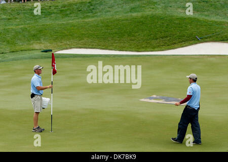 19. Juni 2011 - Bethesda, Maryland, USA - USGA legen Sie den Stift auf das 18. Loch vor der letzten Runde der US Open (Credit-Bild: © James Berglie/ZUMAPRESS.com) Stockfoto