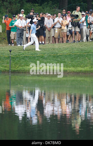 19. Juni 2011 - Bethesda, Maryland, USA - RORY McILROY geht bis zum 10. grüne bei der Endrunde der US Open (Credit-Bild: © James Berglie/ZUMAPRESS.com) Stockfoto