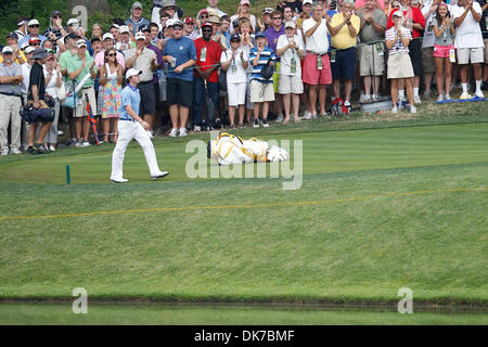 19. Juni 2011 - Bethesda, Maryland, USA - RORY McILROY geht bis zum 10. grüne bei der Endrunde der US Open (Credit-Bild: © James Berglie/ZUMAPRESS.com) Stockfoto