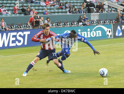 19. Juni 2011 - Carson, CA, USA - MLS (Major League Soccer) JORGE FLORES #19 und FABIAN CASTILLO #15, kämpfen um den Ball in der Nähe von CD Chivas USA Ziel in der ersten Hälfte des Spiels.   FC DALLAS besiegt CHIVAS USA, 2: 1, im Home Depot Center, Carson, Kalifornien... Kredit-Bild: Cr Scott Mitchell/ZUMA PRESS. Kredit-Bild: Cr Scott Mitchell Scott Mitchell copyright 2011 Juni 18 Stockfoto