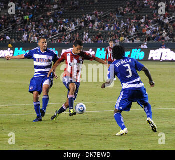 19. Juni 2011 - Carson, CA, USA - MLS (Major League Soccer) UGO IHEMELU # 3 verteidigt gegen einen Ladevorgang Spieler für CHIVAS USA in der zweiten Hälfte als FC DALLAS CHIVAS USA, 2: 1, im Home Depot Center, Carson, Kalifornien besiegt... Kredit-Bild: Cr Scott Mitchell/ZUMA PRESS (Credit-Bild: © Scott Mitchell/ZUMAPRESS.com) Stockfoto