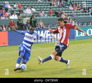 19. Juni 2011 - Carson, CA, USA - MLS (Major League Soccer) MILTON RODRIGUEZ #7 und ZAREK VALENTIN #2 Kampf um die Kontrolle über den Ball in die CHIVAS USA-Ecke in der ersten Hälfte des Spiels FC DALLAS CHIVAS USA, 2: 1, im Home Depot Center, Carson, Kalifornien besiegt... Kredit-Bild: Cr Scott Mitchell/ZUMA PRESS (Credit-Bild: © Scott Mitchell/ZUMAPRESS.com) Stockfoto