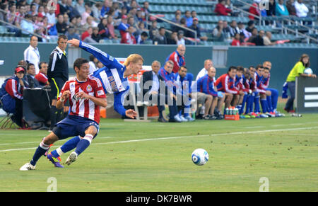 19. Juni 2011 - Carson, CA, USA - MLS (Major League Soccer) BREK SHEA in blau und ZAREK VALENTIN in der CHIVAS USA-Ecke in der ersten Hälfte des Spiels als FC DALLAS besiegt CHIVAS USA, 2: 1, im Home Depot Center, Carson, Kalifornien... Kredit-Bild: Cr Scott Mitchell/ZUMA PRESS (Credit-Bild: © Scott Mitchell/ZUMAPRESS.com) Stockfoto