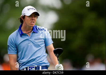 19. Juni 2011 Uhren - Bethesda, Maryland, USA - RORY MCILROY seine Abschlag auf dem 12. Loch im Congressional Country Club während der Endrunde der US Open in Bethesda, Maryland. im Congressional Country Club während der Endrunde der US Open in Bethesda, Maryland. (Bild Kredit: Pete Marovich/ZUMAPRESS.com ©) Stockfoto