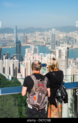 Touristen, die Aussicht auf Skyline von Hong Kong aus The Peak Stockfoto