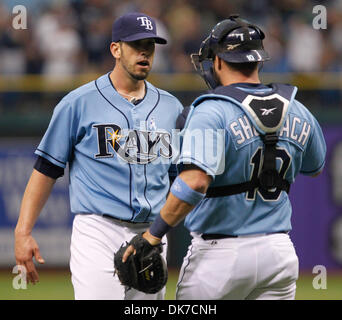 19. Juni 2011 - St. Petersburg, FL, USA - SP 335923 FOUN RAYS 8.EDMUND D. Brunnen | Zeiten. (19.06.2011 St.Petersburg) Tampa Bay Rays Krug James Shields feiert ein komplettes Spiel mit Catcher Kelly Shoppach nach Schilde dazu beigetragen, den Strahlen einen 2: 1-Sieg über die Marlins pitching. Die Tampa Bay Rays gespielt die Florida Marlins am 19. Juni 2011 im Tropicana Field in St. Petersb Stockfoto