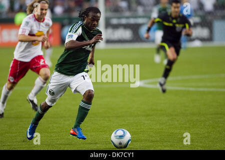 19. Juni 2011 - Portland Oregon, Oregon, Vereinigte Staaten von Amerika - Portland Timbers vorwärts Jorge Perlaza (15) läuft der Ball. Portland gebunden New York 3-3 bei Jeld-Wen Field in Portland, Oregon (Credit-Bild: © Jimmy Hickey/Southcreek Global/ZUMAPRESS.com) Stockfoto