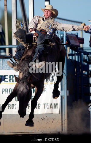 20. Juni 2011 - Reno, Nevada, USA - reitet Steven Peebles von Redmond, oder Spotted Berg beim Reno Rodeo. (Kredit-Bild: © Matt Cohen/Southcreek Global/ZUMAPRESS.com) Stockfoto